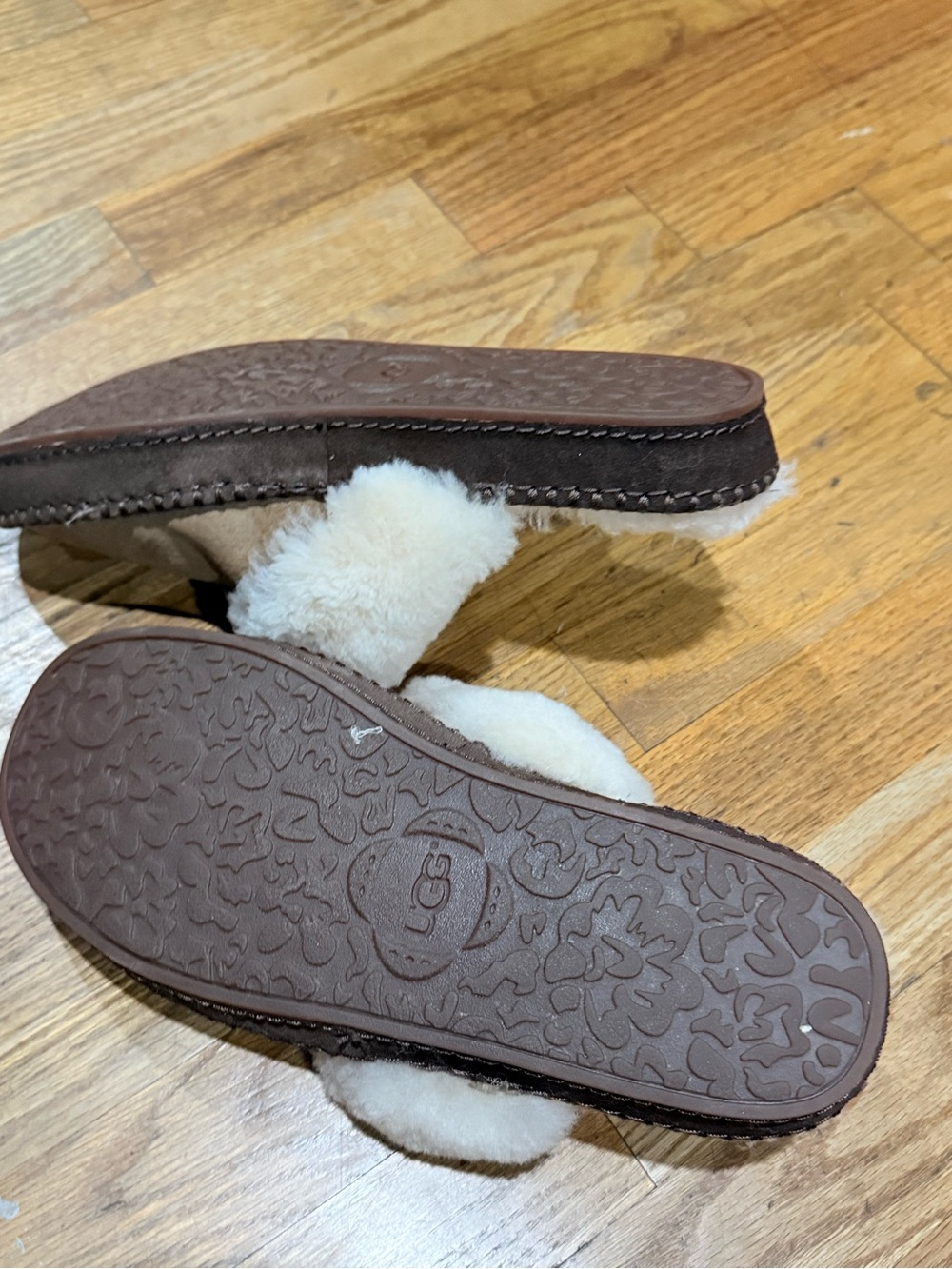 UGG Women Aira Slippers Tan & Cream - Picture 6 of 9